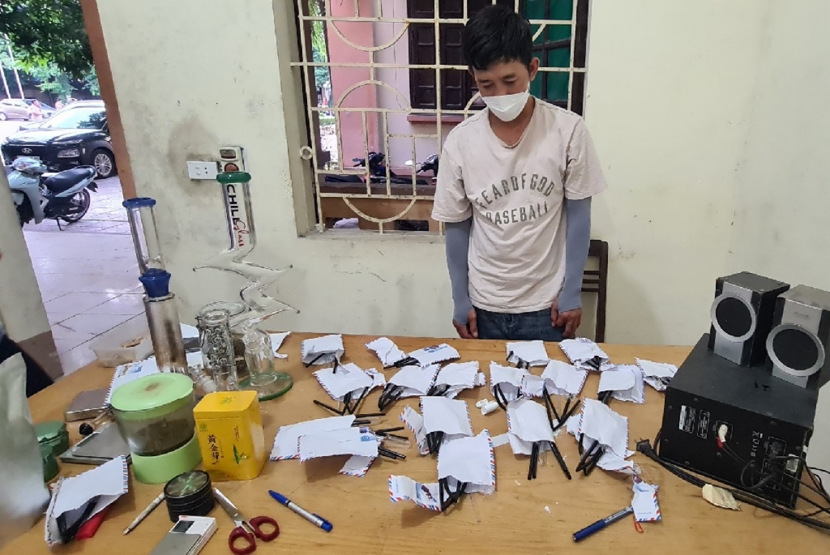 tu trong can sa roi che bien ban cho nguoi nghien hinh anh 2