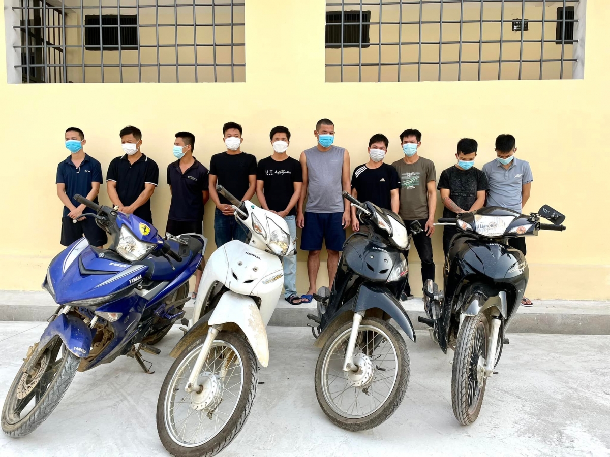 phá sới bạc chuyên nghiệp, bắt quả tang nhiều con bạc đang say sưa xóc đĩa hình ảnh 1 pha soi bac chuyen nghiep, bat qua tang nhieu con bac dang say sua xoc dia hinh anh 1