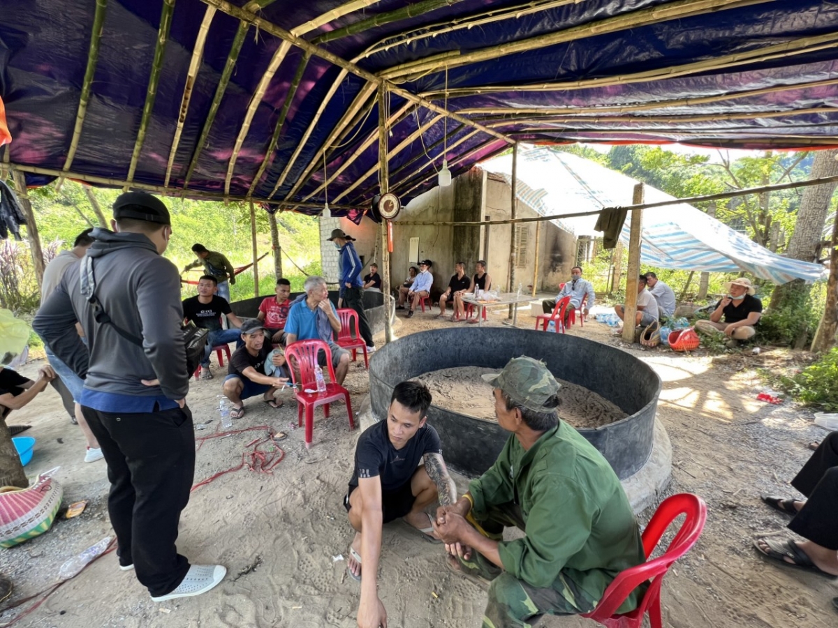 gần 30 cảnh sát vây chặt đồi chè để phá sới gà khủng hình ảnh 1 gan 30 canh sat vay chat doi che de pha soi ga khung hinh anh 1