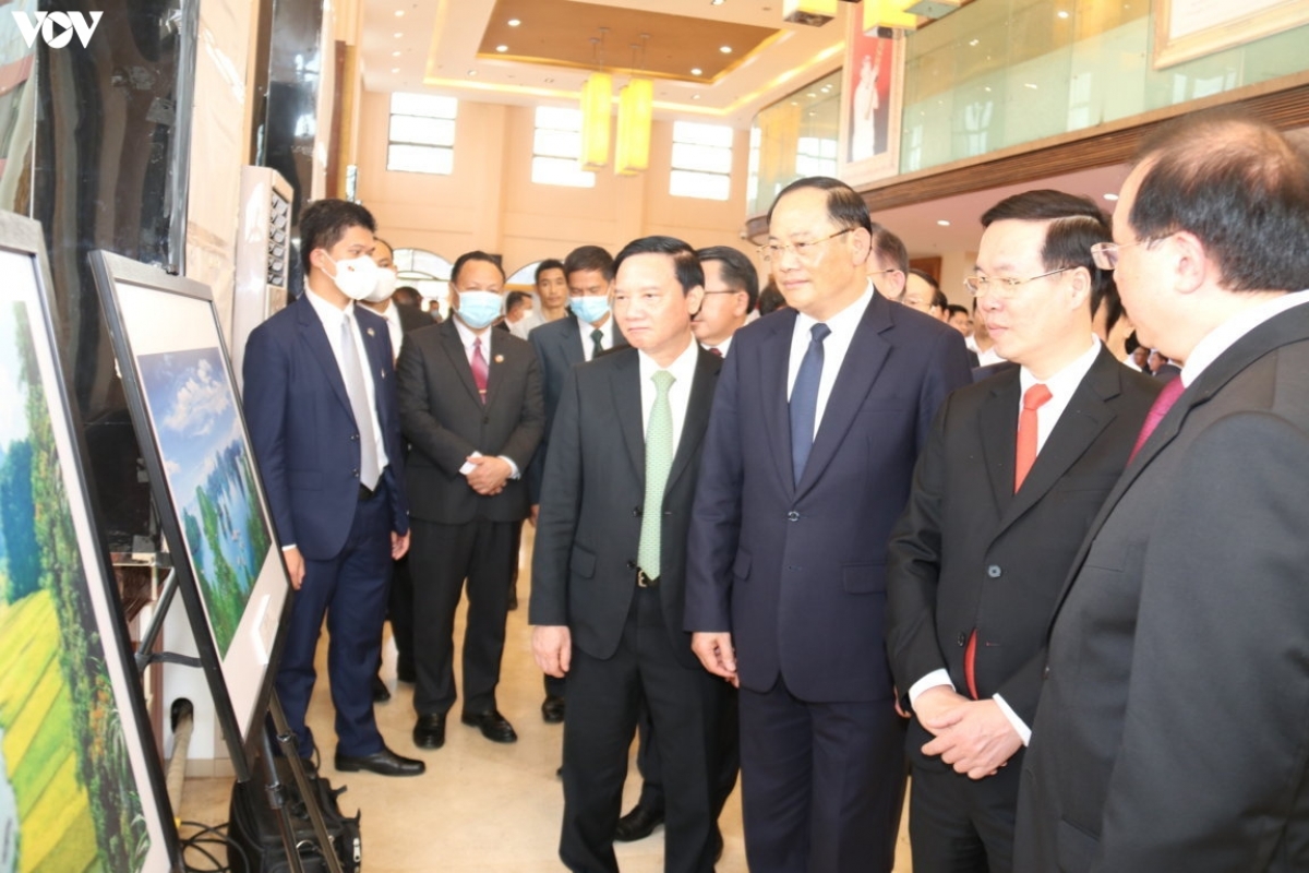 khai mac trien lam ve dep viet nam tai lao hinh anh 3