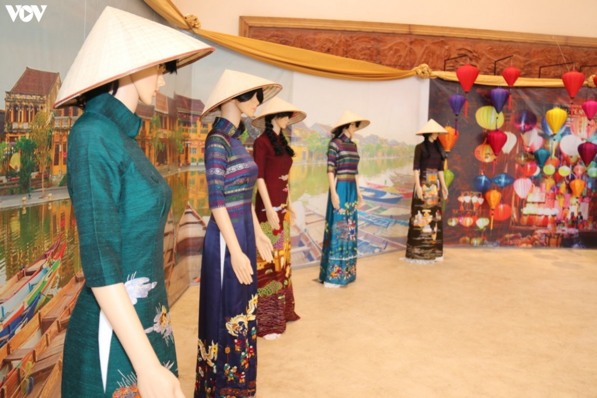 khai mac trien lam ve dep viet nam tai lao hinh anh 2