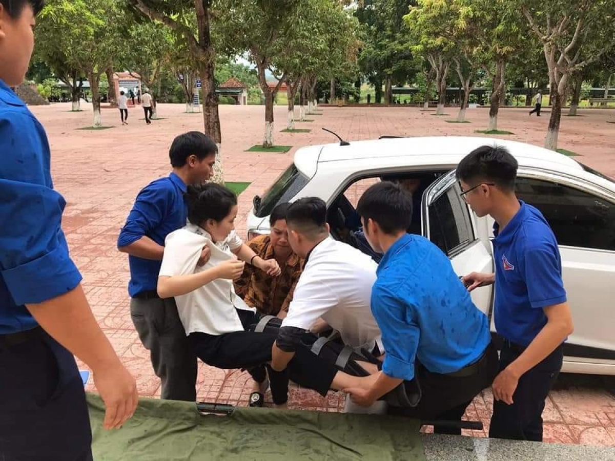 taxi 0 đồng đến nhà đưa đón nữ sinh bị tai nạn đi thi hình ảnh 1 taxi 0 dong den nha dua don nu sinh bi tai nan di thi hinh anh 1