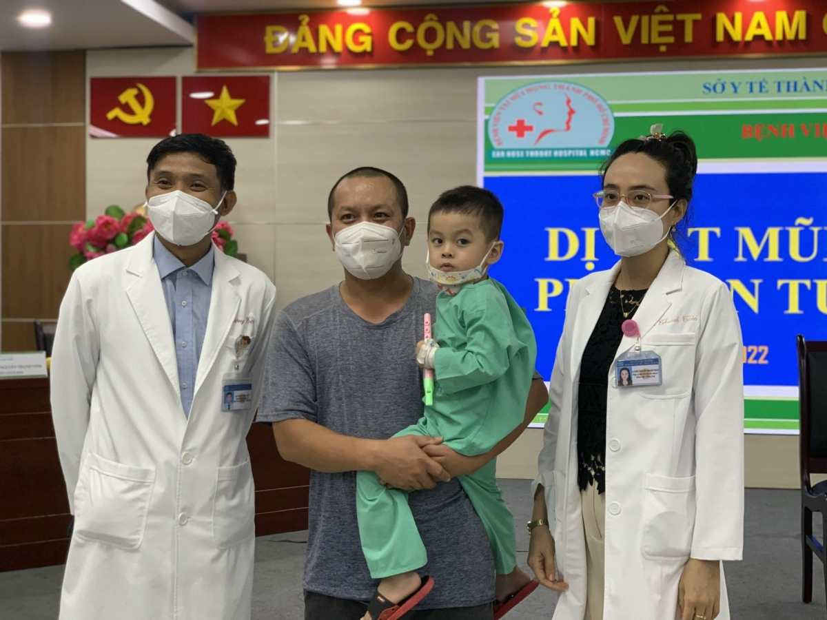 bé trai 3 tuổi kẹt pin điện tử trong mũi gây hoại tử mũi hình ảnh 1 be trai 3 tuoi ket pin dien tu trong mui gay hoai tu mui hinh anh 1