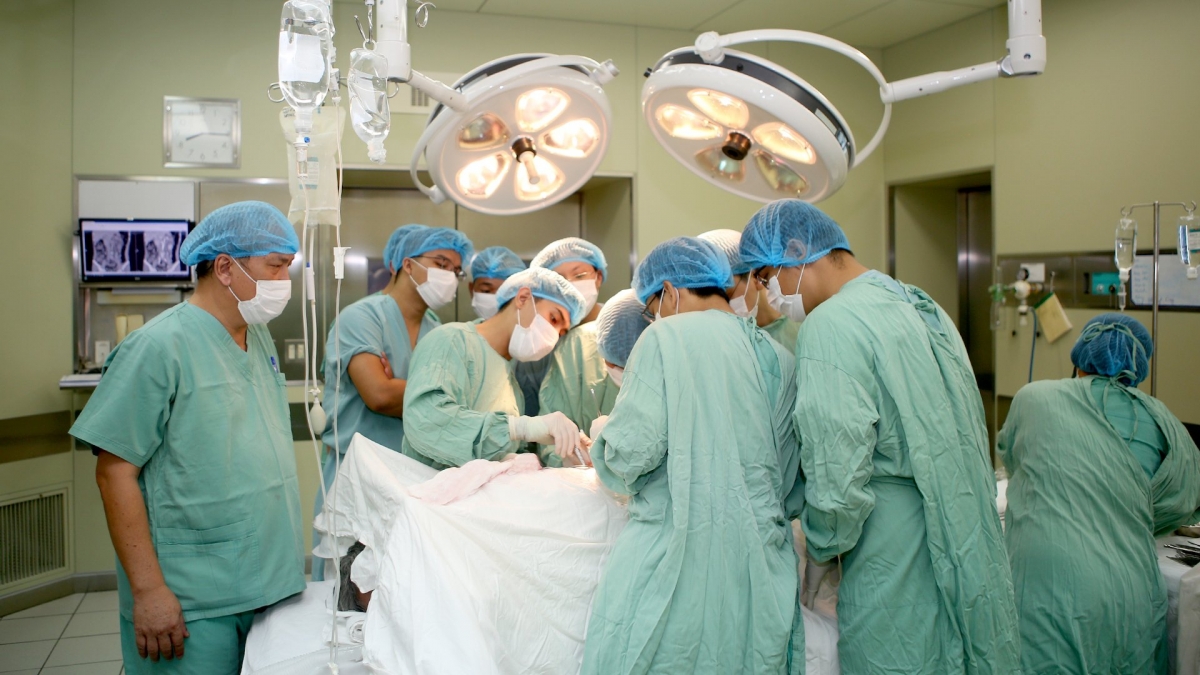 bệnh viện trung ương huế cứu sống bệnh nhân bị biến chứng khi tán sỏi hình ảnh 1 benh vien trung uong hue cuu song benh nhan bi bien chung khi tan soi hinh anh 1