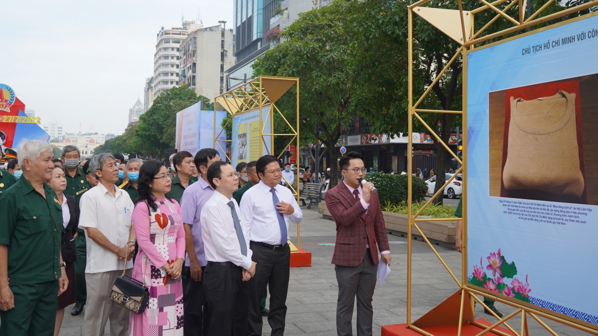 khai mạc triển lãm tp.hcm khắc sâu đạo lý uống nước nhớ nguồn hình ảnh 1 khai mac trien lam tp.hcm khac sau dao ly uong nuoc nho nguon hinh anh 1