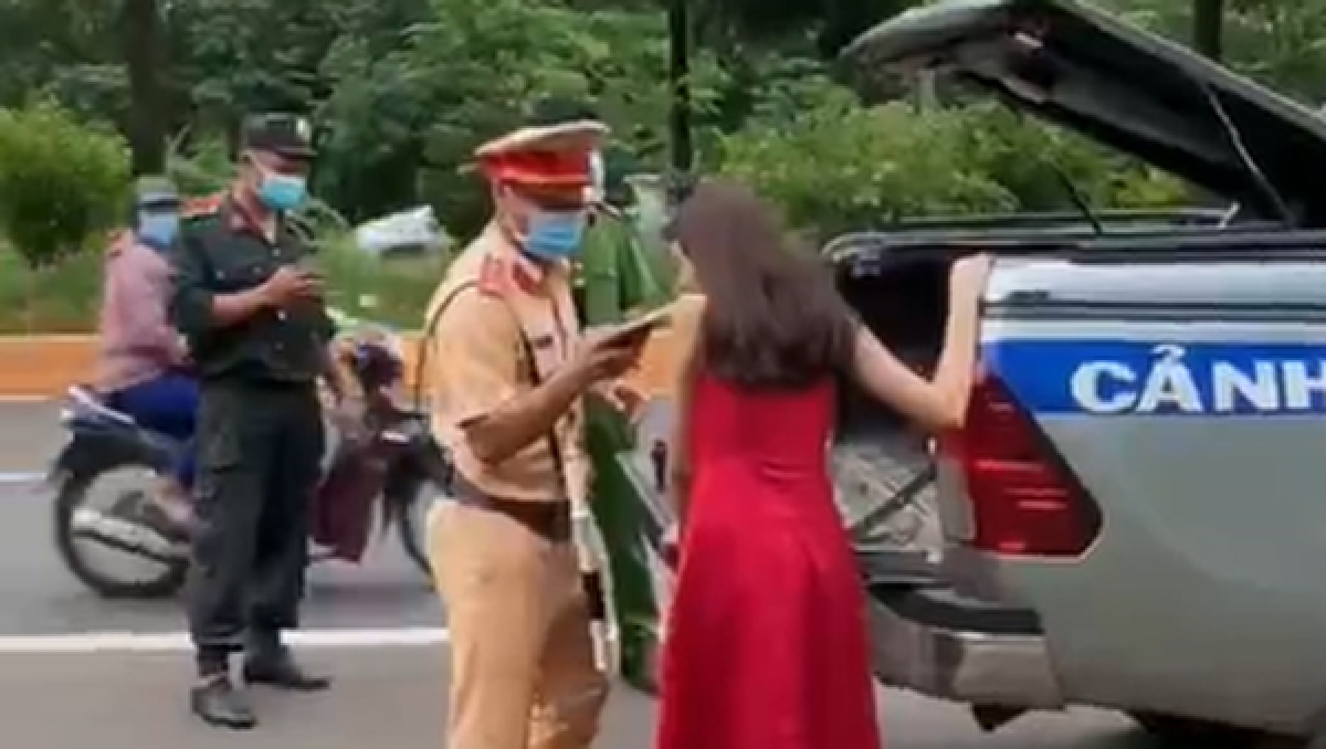 nguoi dan truy duoi nu tai xe say xin lai xe gay tai nan roi bo chay hinh anh 3