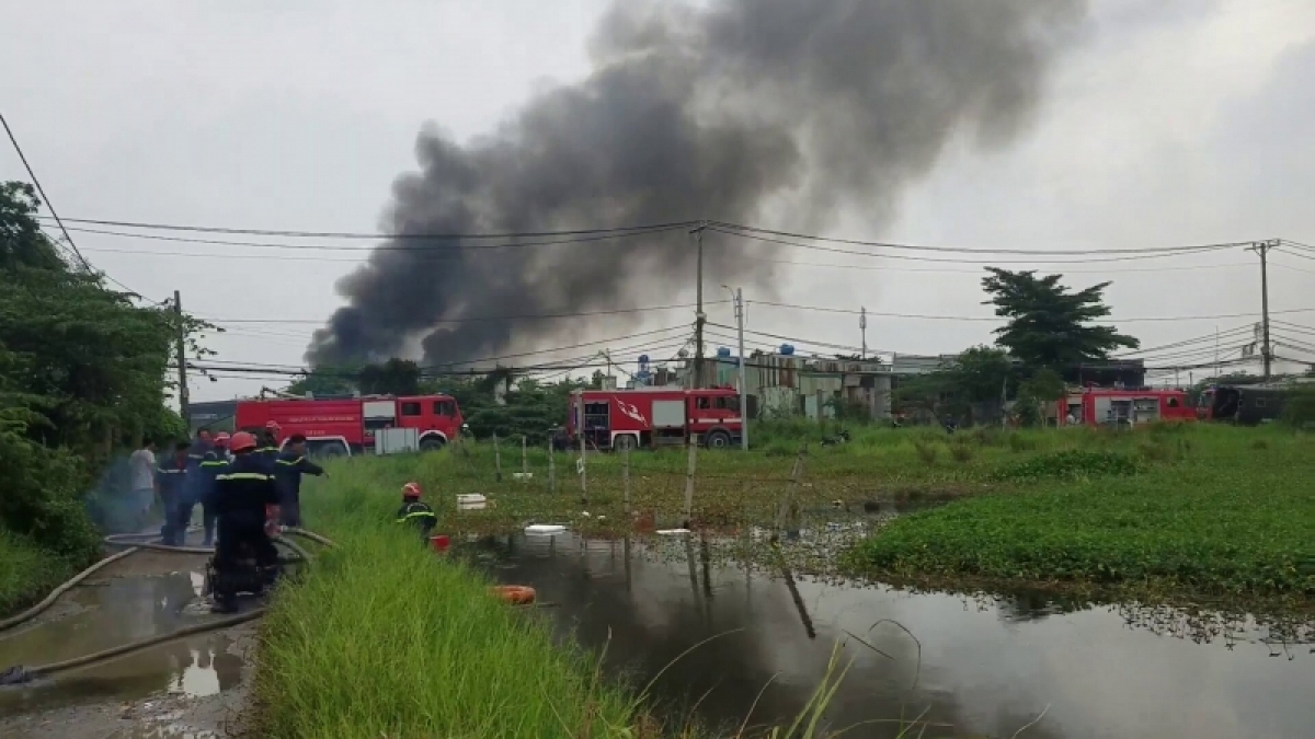 canh sat hut nuoc ao dap tat vu hoa hoan o xuong nhua tai tp.hcm hinh anh 2