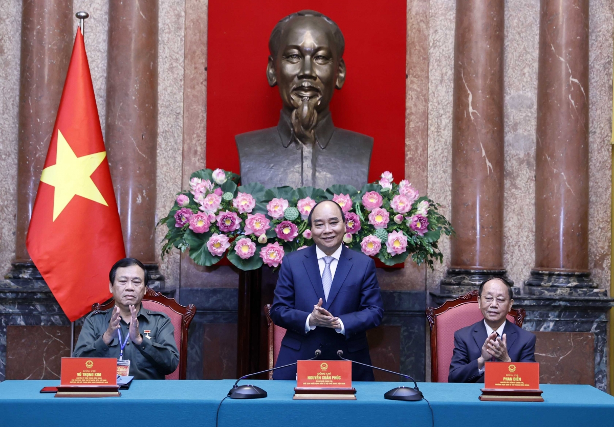 chu tich nuoc can nhan len manh me tam guong sang cuu thanh nien xung phong hinh anh 2