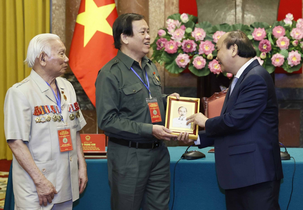 chu tich nuoc can nhan len manh me tam guong sang cuu thanh nien xung phong hinh anh 3