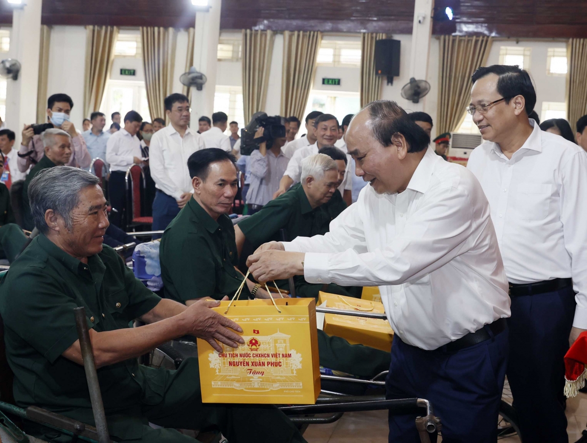 chu tich nuoc tham, tang qua thuong benh binh tai bac ninh hinh anh 3