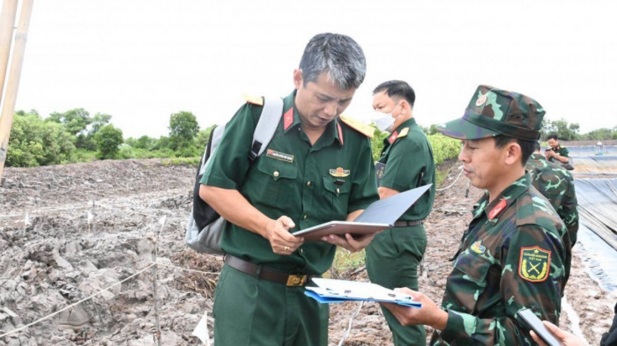 phat hien xac may bay trong ao tom o tra vinh hinh anh 4