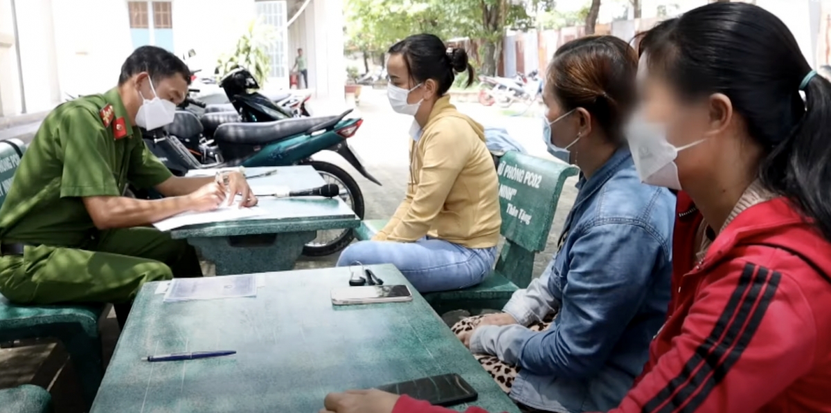 những cuộc điện thoại kêu cứu từ bên kia biên giới hình ảnh 1 nhung cuoc dien thoai keu cuu tu ben kia bien gioi hinh anh 1
