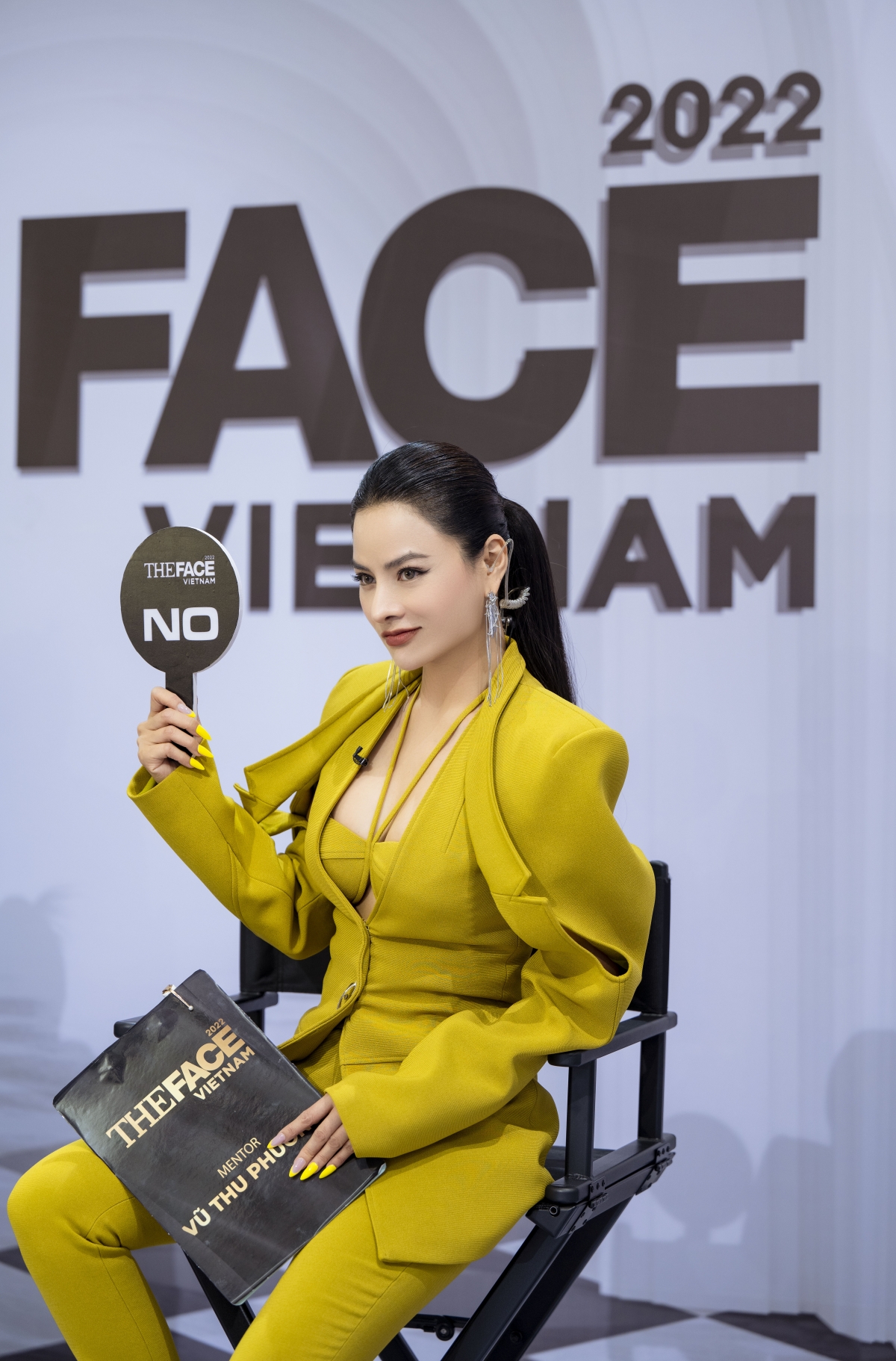 phong cach thoi trang cua vu thu phuong khi lam giam khao the face mien bac hinh anh 2
