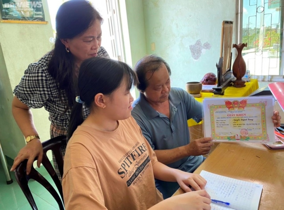 quanh nam tat bat phu me ban dep o cho, nu sinh xu quang gat diem 10 mon van hinh anh 2