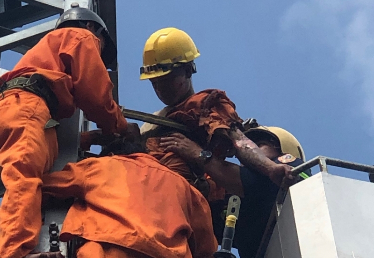cứu công nhân bị điện giật và mắc kẹt trên cột điện trung thế hình ảnh 1 cuu cong nhan bi dien giat va mac ket tren cot dien trung the hinh anh 1