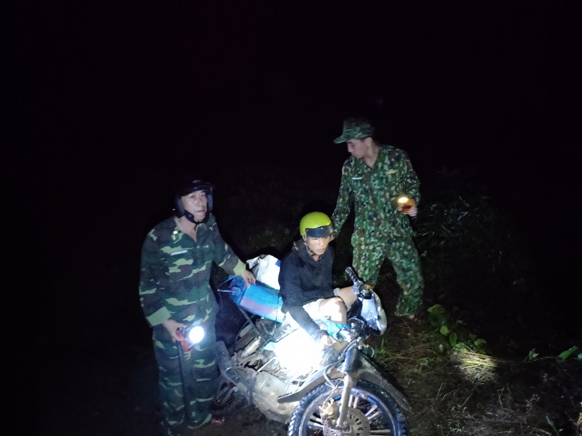 bắt giữ hơn 100 kg pháo lậu vận chuyển qua biên giới hình ảnh 1 bat giu hon 100 kg phao lau van chuyen qua bien gioi hinh anh 1