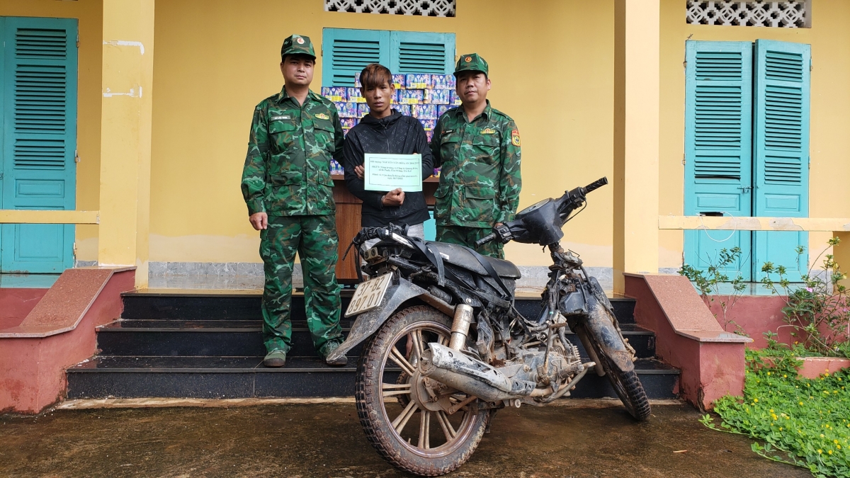 bat giu hon 100 kg phao lau van chuyen qua bien gioi hinh anh 2