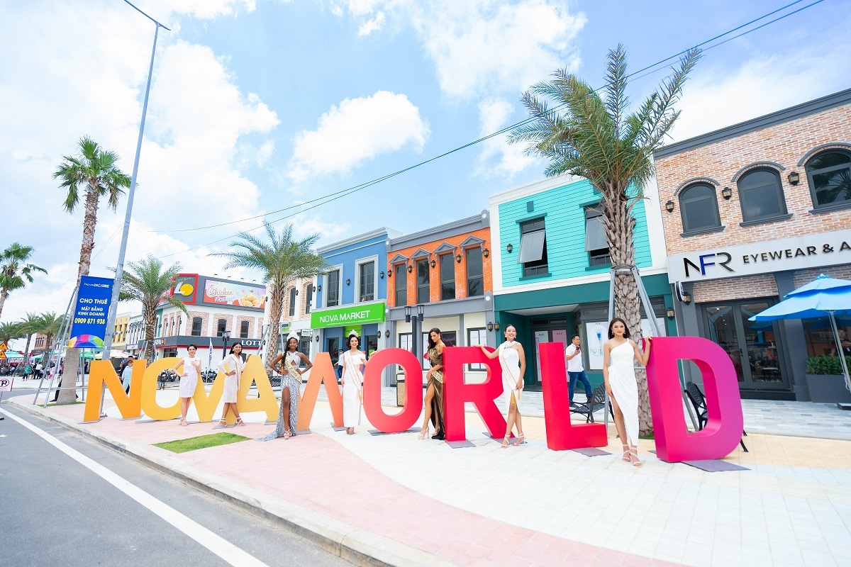 dàn hoa hậu tham quan mua sắm tại đại lộ shophouse novaworld ho tram hình ảnh 1 dan hoa hau tham quan mua sam tai dai lo shophouse novaworld ho tram hinh anh 1