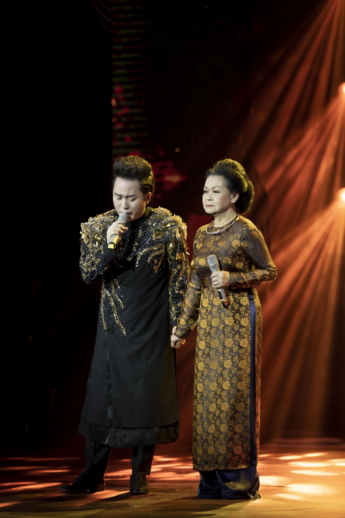 nhac si tran tien dem guitar, hat cung danh ca khanh ly o nha hat lon hinh anh 3