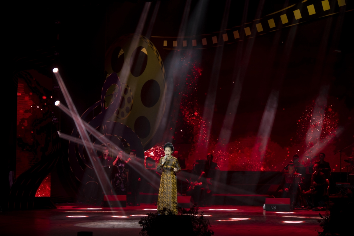 nhac si tran tien dem guitar, hat cung danh ca khanh ly o nha hat lon hinh anh 2
