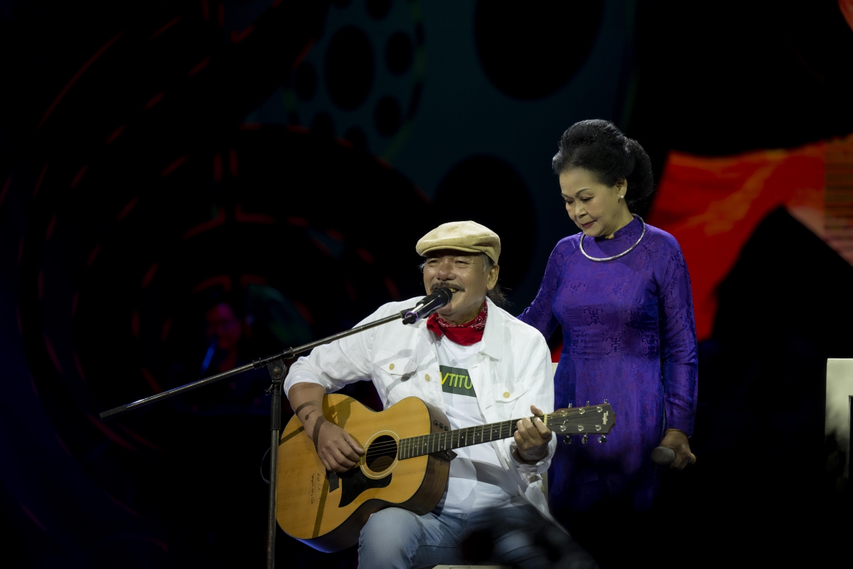 nhac si tran tien dem guitar, hat cung danh ca khanh ly o nha hat lon hinh anh 4