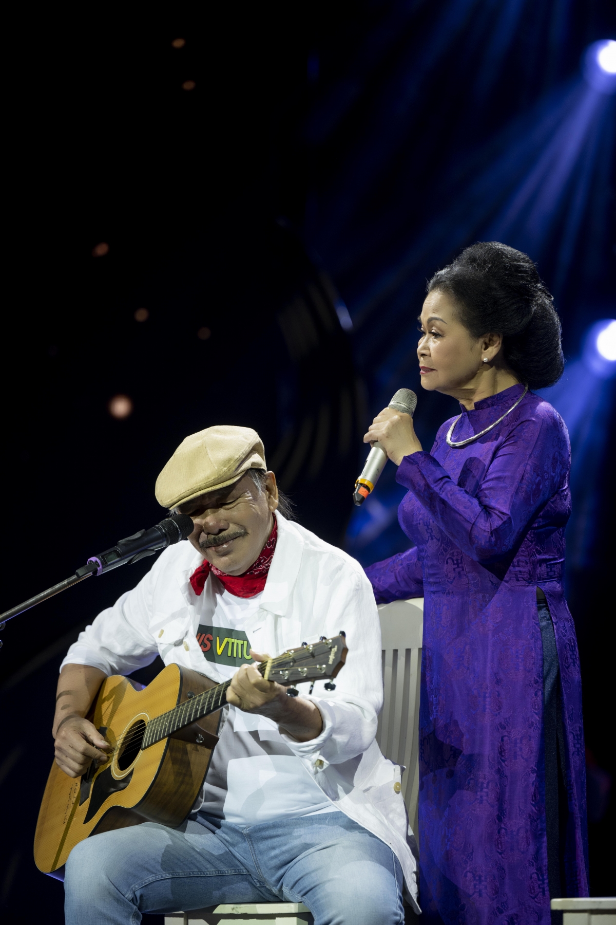 nhac si tran tien dem guitar, hat cung danh ca khanh ly o nha hat lon hinh anh 5