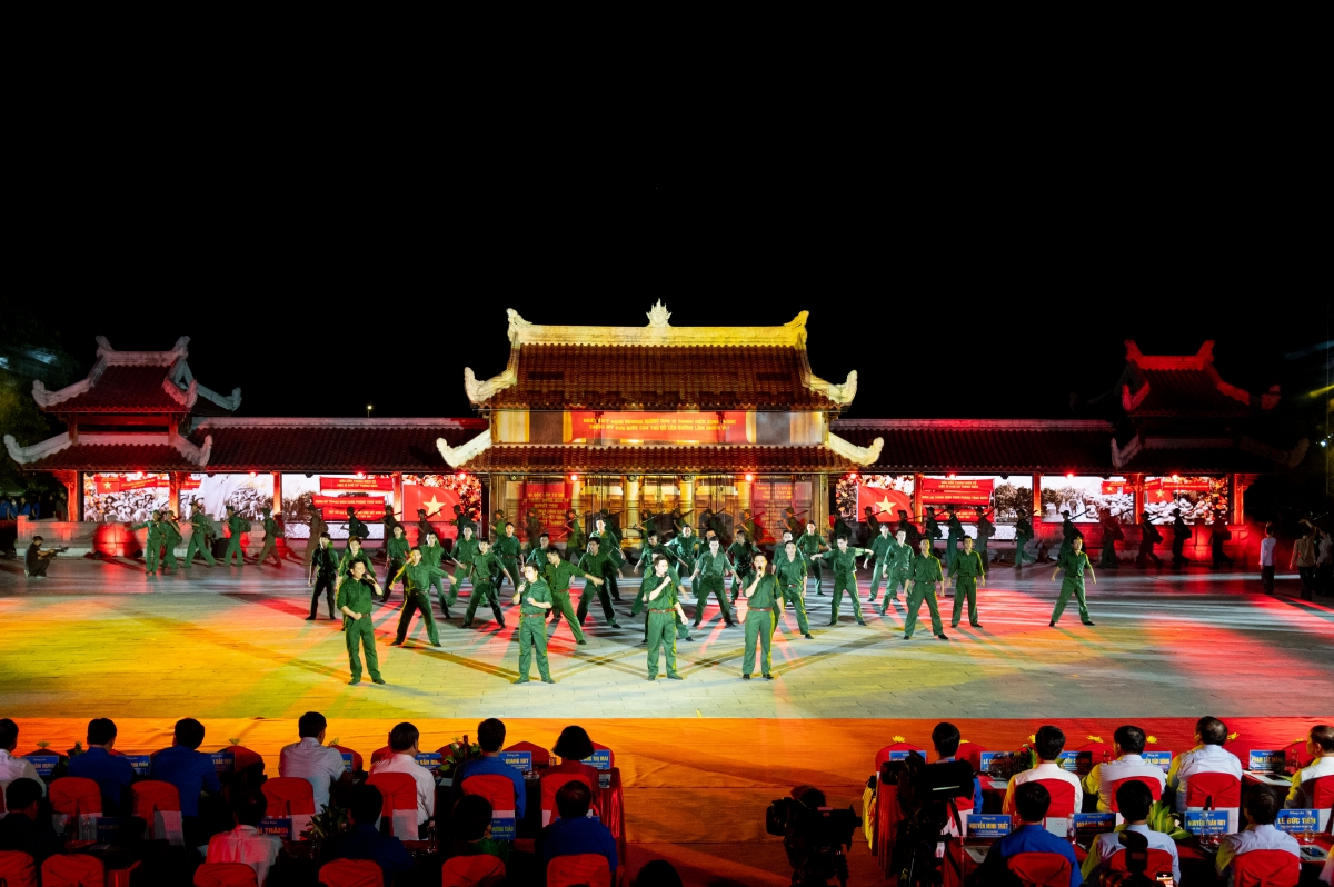  khat vong hoa binh ben dong song thach han hinh anh 2