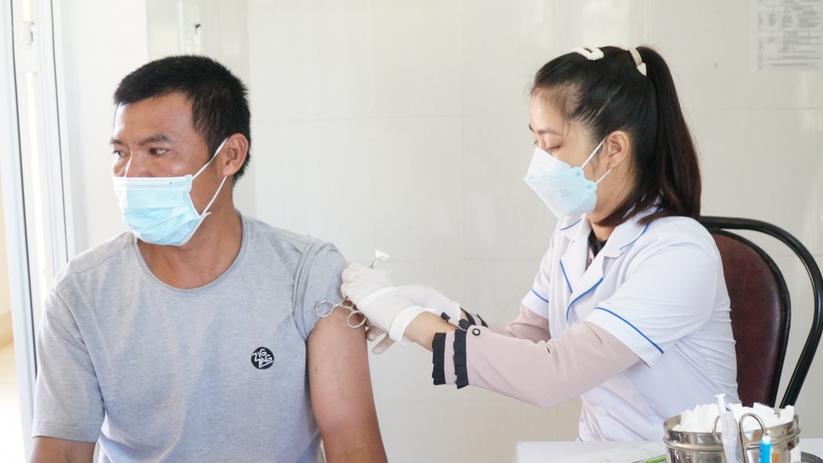 lo ngại biến chủng mới, người dân Đắk lắk đi tiêm vaccine covid-19 hình ảnh 2 lo ngai bien chung moi, nguoi dan Dak lak di tiem vaccine covid-19 hinh anh 2