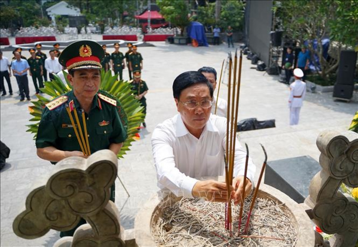 phó thủ tướng phạm bình minh dâng hương tại nghĩa trang liệt sỹ vị xuyên hình ảnh 1 pho thu tuong pham binh minh dang huong tai nghia trang liet sy vi xuyen hinh anh 1
