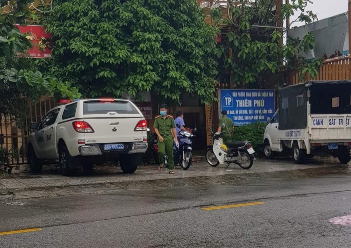 chong sat hai vo va con trai roi trinh bao cong an hinh anh 2