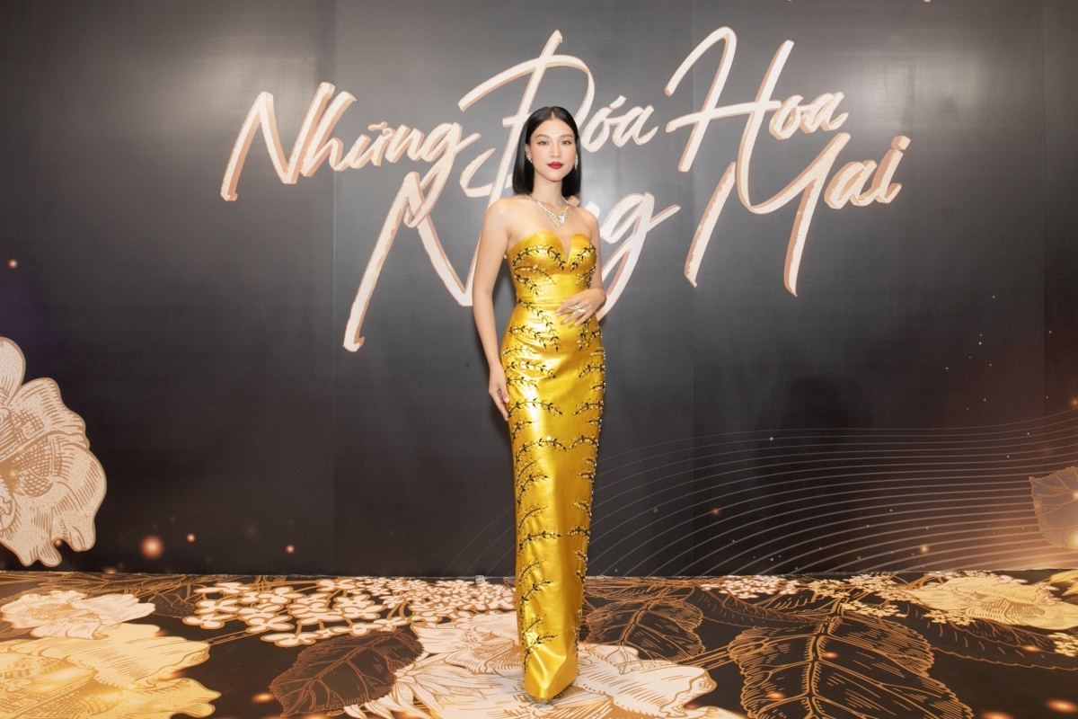 hoang oanh khoe vai tran goi cam khi lam mc chung ket hoa hau cac dan toc hinh anh 2