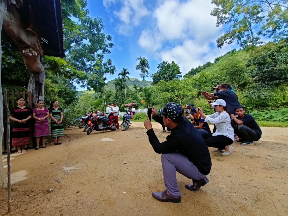 Dong bao thieu so hoc quang ba du lich tren tiktok hinh anh 2