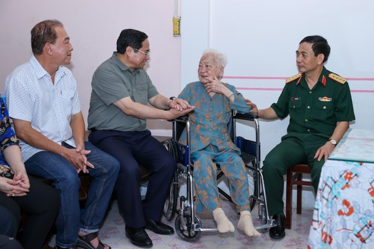 thủ tướng thăm và tặng quà mẹ việt nam anh hùng tại cần thơ hình ảnh 1 thu tuong tham va tang qua me viet nam anh hung tai can tho hinh anh 1