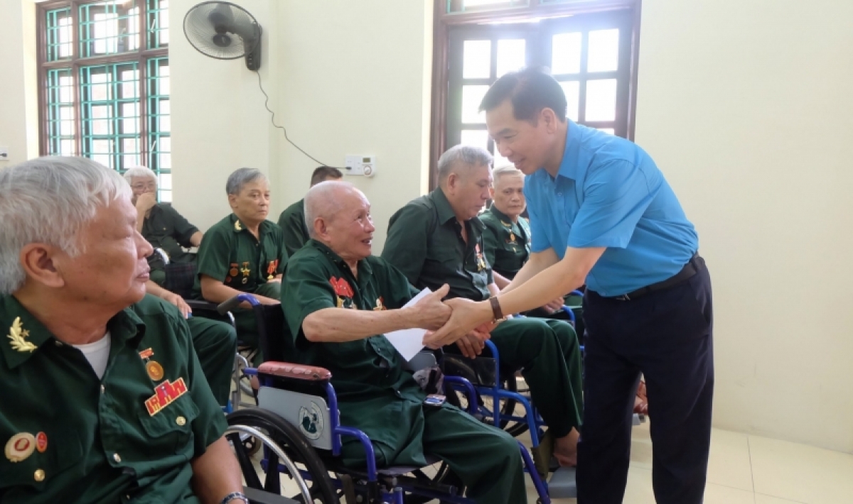 ha noi danh gan 1 ty dong tang qua gia dinh nguoi co cong voi cach mang hinh anh 1