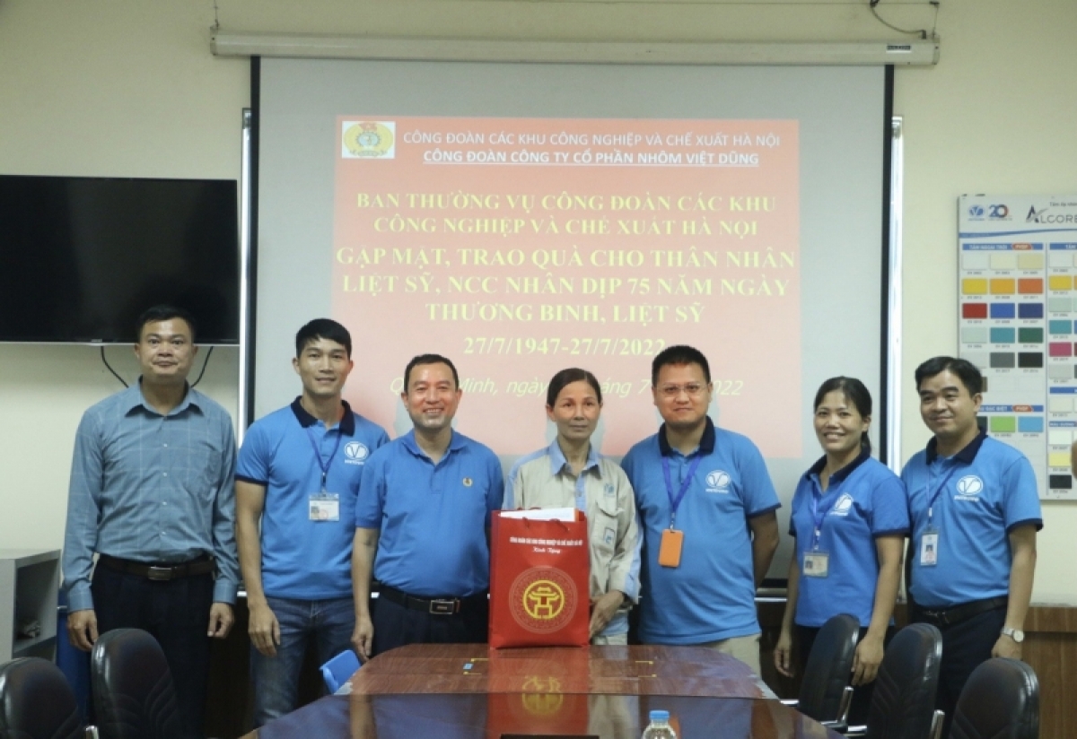 ha noi danh gan 1 ty dong tang qua gia dinh nguoi co cong voi cach mang hinh anh 2