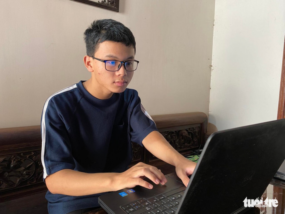 nam sinh khong dung dien thoai tro thanh thu khoa dat 30 diem tuyet doi hinh anh 1