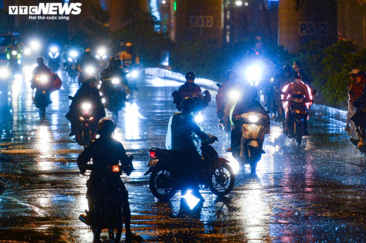 mua lon, nguoi ha noi chat vat tro ve nha trong dem hinh anh 2