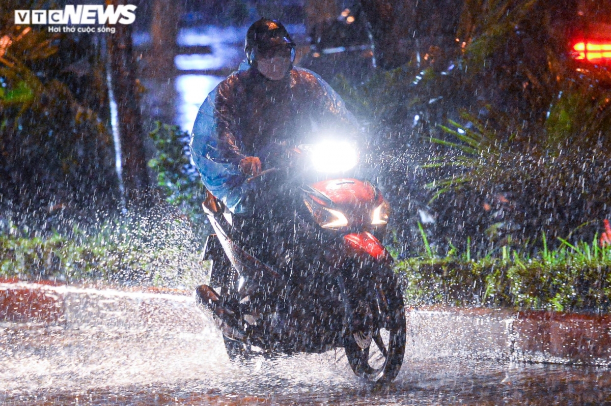mua lon, nguoi ha noi chat vat tro ve nha trong dem hinh anh 4