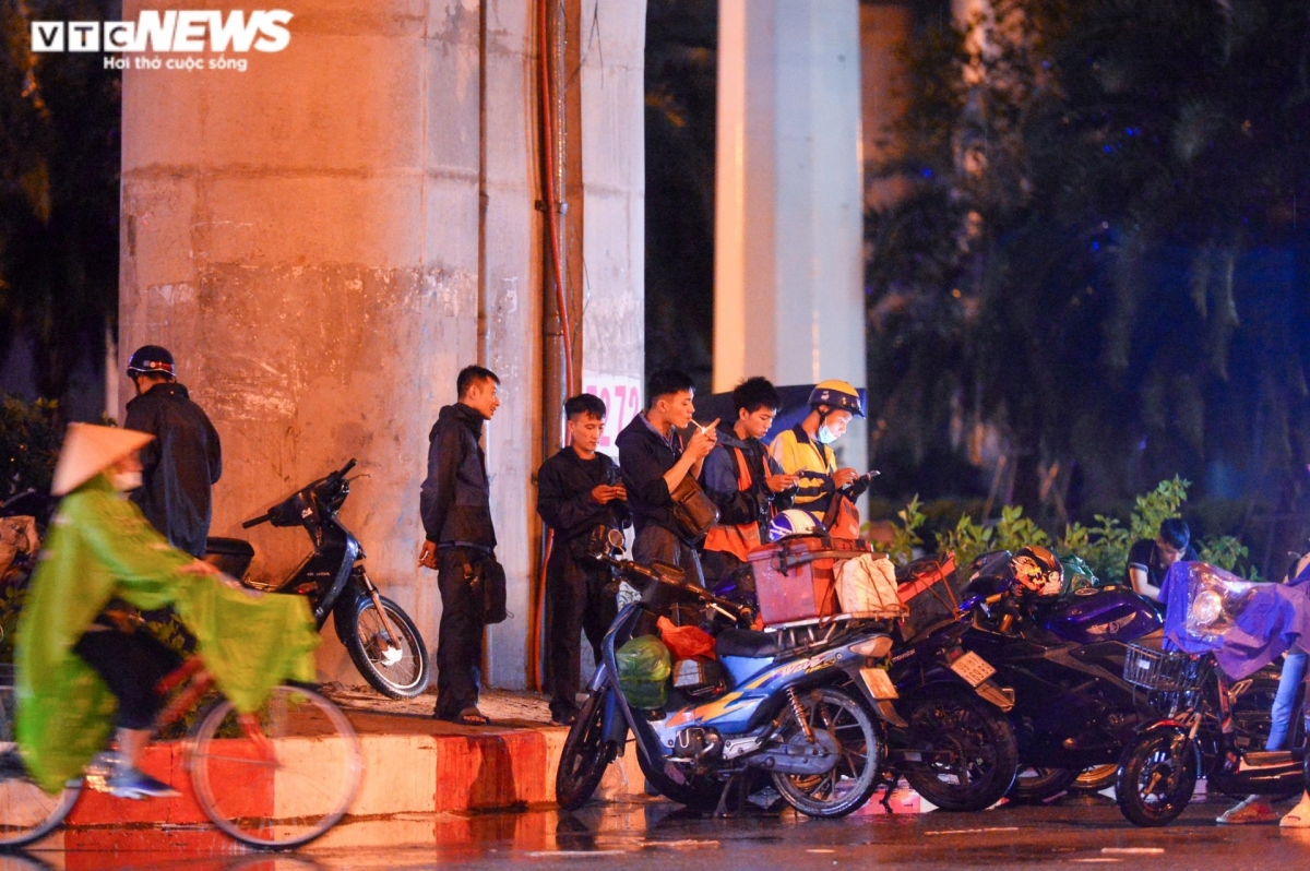 mua lon, nguoi ha noi chat vat tro ve nha trong dem hinh anh 7