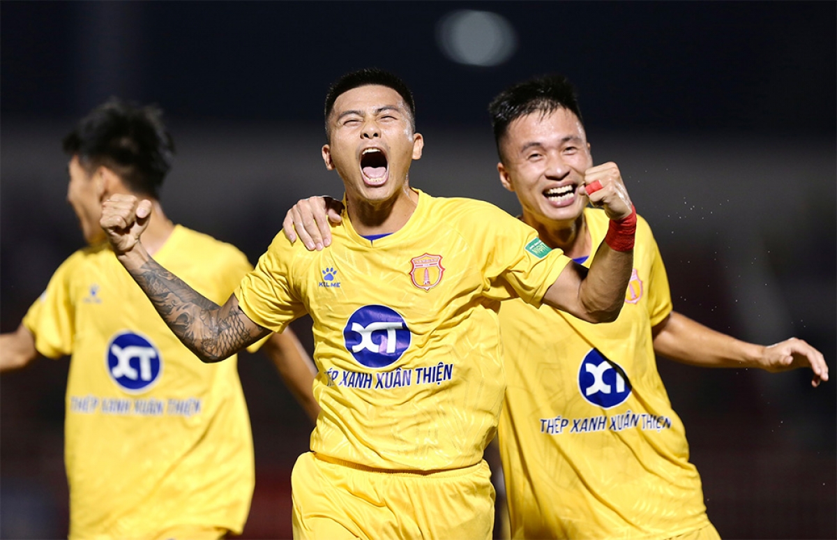 hlv văn sỹ kêu oan cho học trò sau trận hòa kịch tính trước sài gòn fc hình ảnh 1 hlv van sy keu oan cho hoc tro sau tran hoa kich tinh truoc sai gon fc hinh anh 1