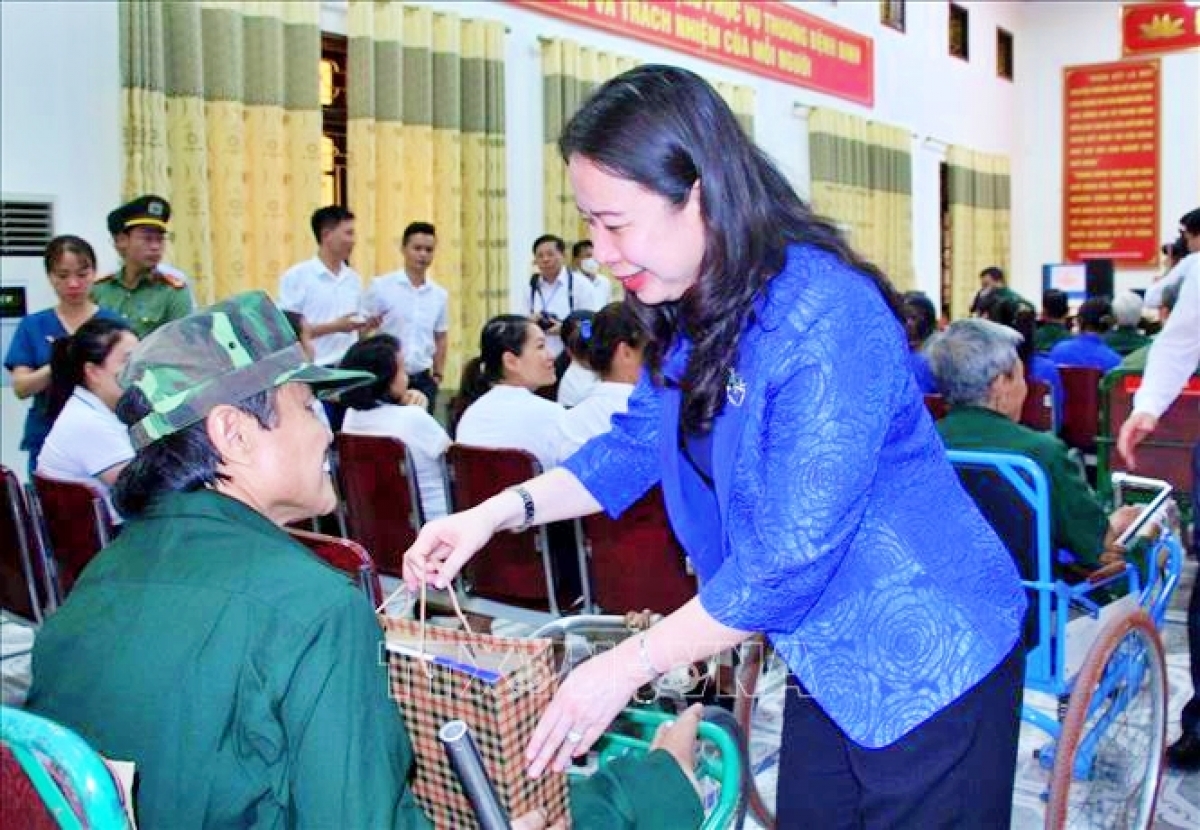 phó chủ tịch nước võ thị Ánh xuân tặng quà thương bệnh binh tại nghệ an hình ảnh 1 pho chu tich nuoc vo thi Anh xuan tang qua thuong benh binh tai nghe an hinh anh 1