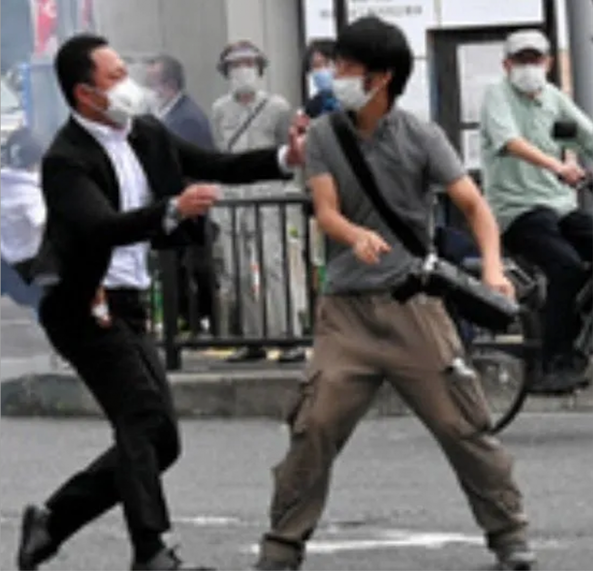 cuu thu tuong nhat ban abe shinzo phai nhap vien nghi do bi ban hinh anh 2
