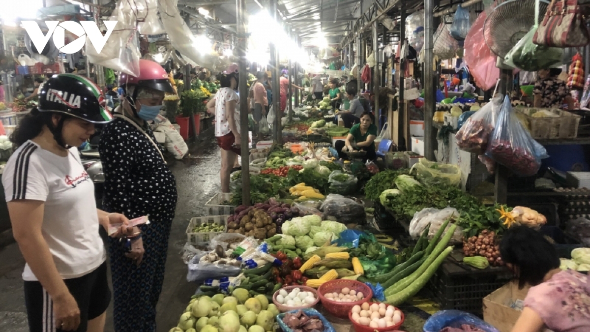 gia xang giam lien tiep, gia ca hang hoa van lang thinh hinh anh 2