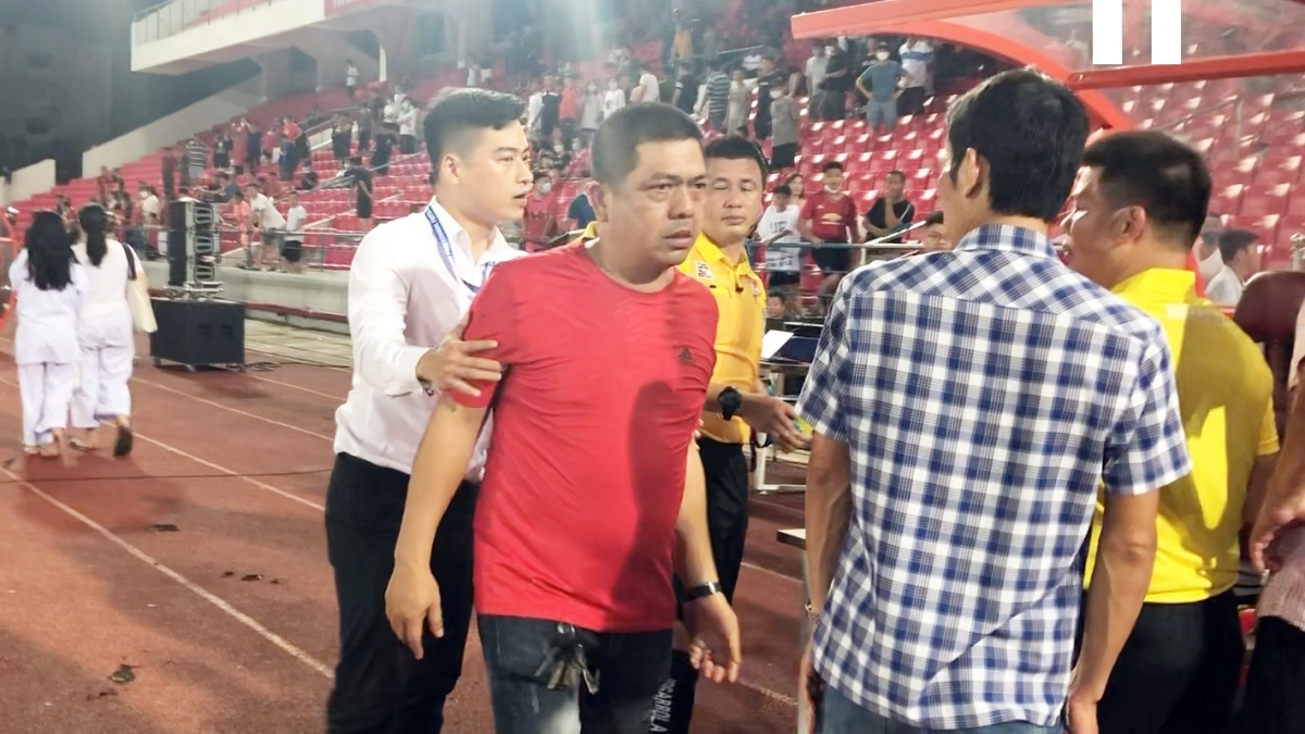 trọng tài hoàng ngọc hà bị cĐv hải phòng nhổ nước bọt vào mặt hình ảnh 1 trong tai hoang ngoc ha bi cDv hai phong nho nuoc bot vao mat hinh anh 1