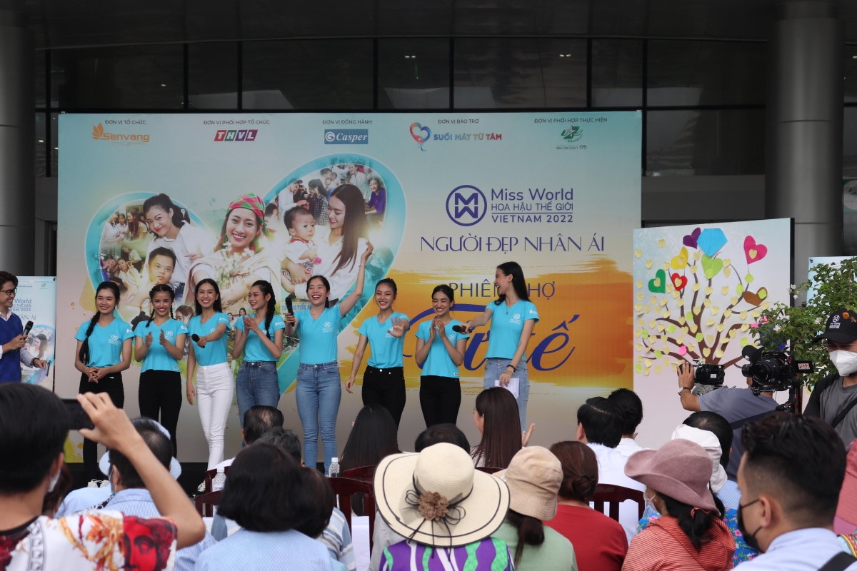 dan thi sinh miss world vietnam 2022 dong day yeu thuong voi phien cho 0 dong hinh anh 3