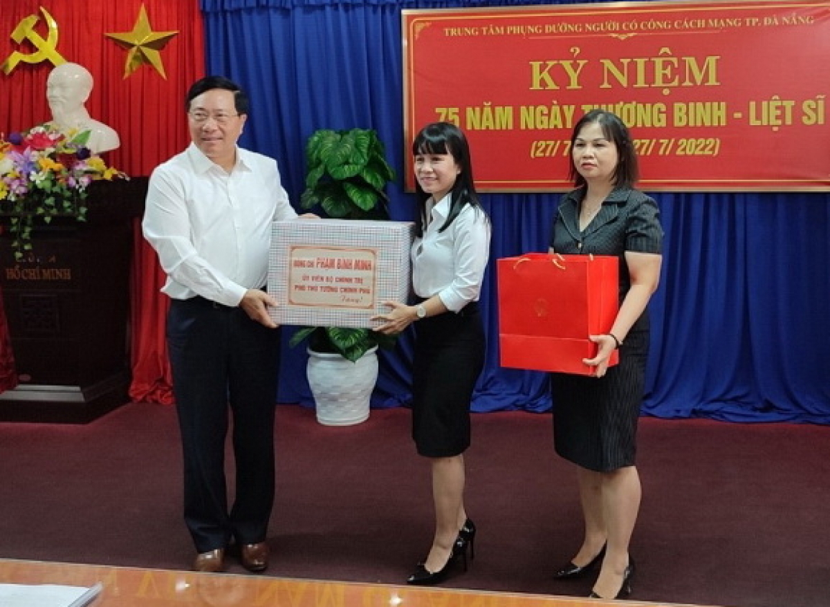 nhieu hoat dong tham hoi, tang qua nguoi co cong nhan ngay thuong binh liet si hinh anh 2