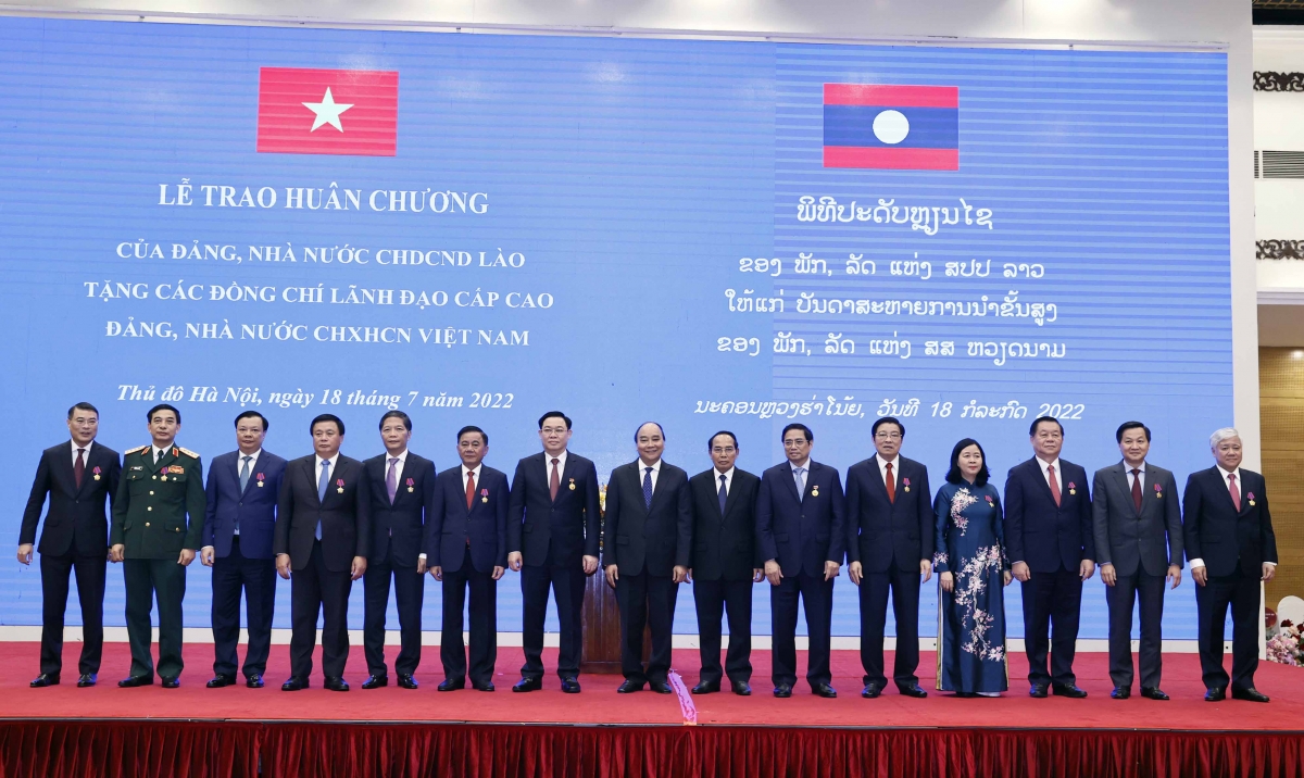 lãnh đạo cấp cao việt nam nhận huân chương của nhà nước lào hình ảnh 1 lanh dao cap cao viet nam nhan huan chuong cua nha nuoc lao hinh anh 1
