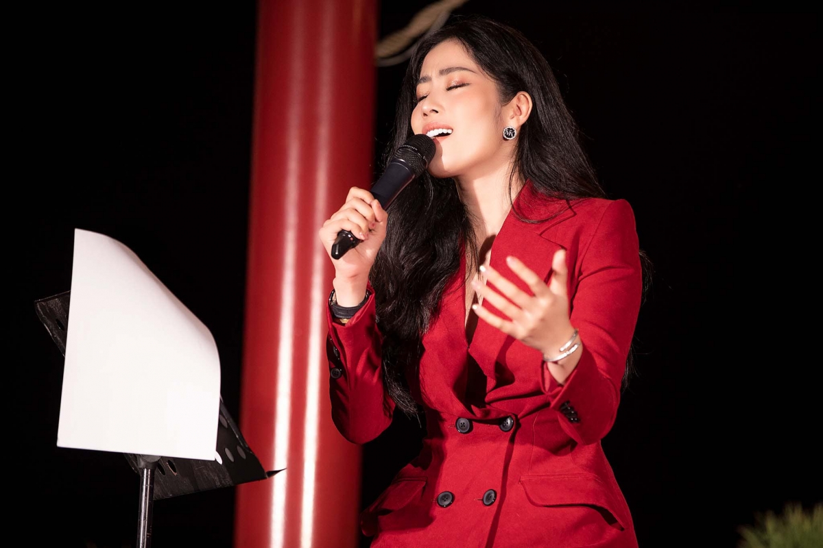 nhung nang hau dinh dam ghi diem khi lan san ca hat hinh anh 2