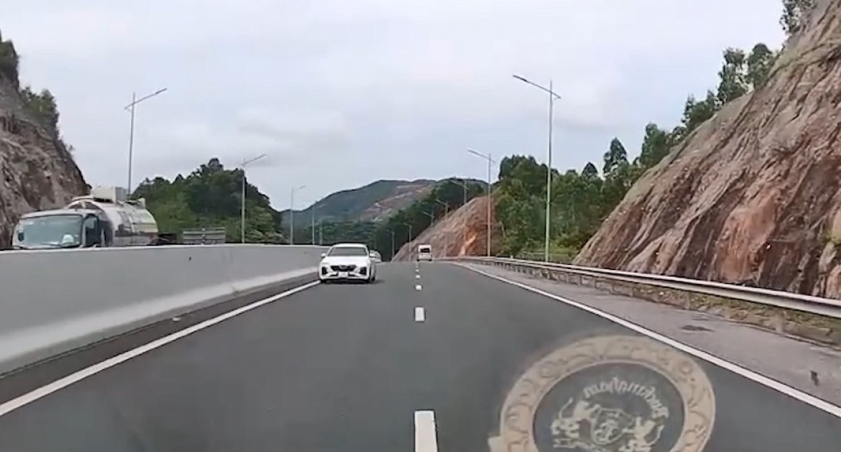 Ô tô chạy ngược chiều trên cao tốc tại làn xe có tốc độ 100km h hình ảnh 1 O to chay nguoc chieu tren cao toc tai lan xe co toc do 100km h hinh anh 1