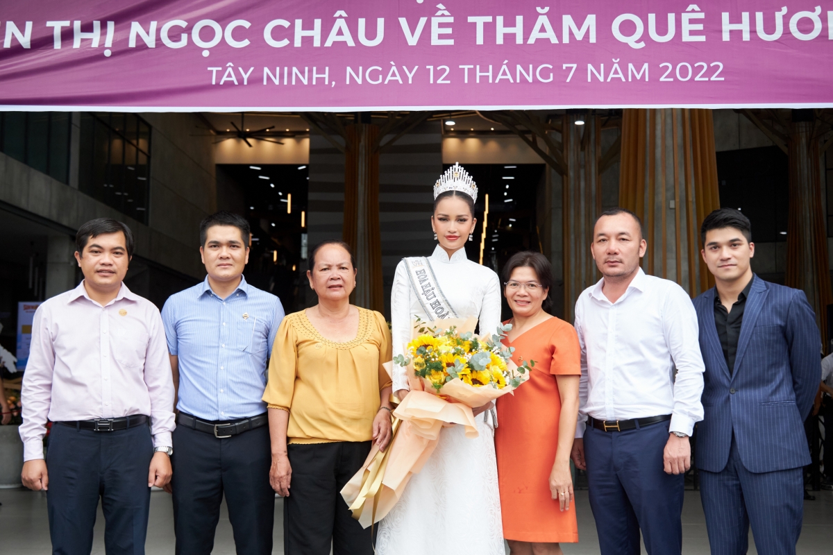 hoa hau ngoc chau dieu hanh bang xe dap tai que nha tay ninh hinh anh 3